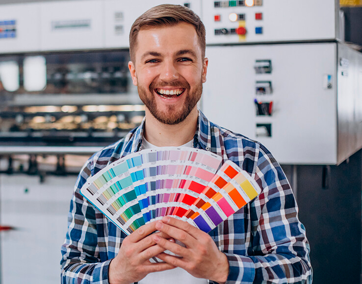 Hombre sosteniendo muestras de color